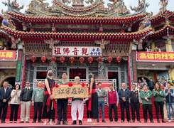 市長陳其邁親自致贈「功在宋江」賀匾，祝賀百歲何國昭師傅。