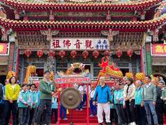 市長陳其邁敲鑼為2023高雄內門宋江陣活動揭幕。