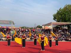 图11.「最美宋江阵」中华艺术学校融合武术与民俗舞蹈，现场观赏人潮满满。