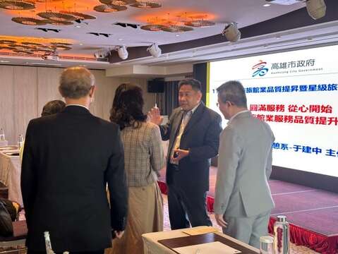 图2 辅英科大余建中主任亲切为旅馆业者解惑