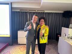 图6 兴诚公司徐董与旅馆业者代表合影