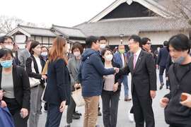 圖2.陳其邁市長參觀熊本城，熊本市大西一史市長到場致意