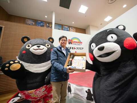 圖3.陳其邁市長贈送高雄熊文創商品給熊本熊