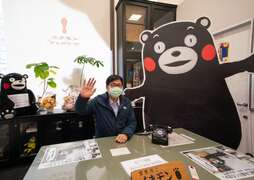 圖9.陳其邁市長在熊本熊部長的辦公桌模擬工作模樣