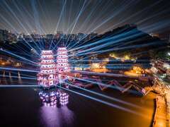 6.光舞蓮潭燈會展演以360度無死角呈現，將科技光束貼合傳統宮廟建築。