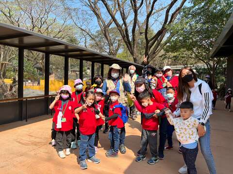 圖1 小朋友到壽山動物園參觀