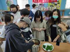 图6民众泡汤之外还可以DIY体验在地手洗爱玉及植物染