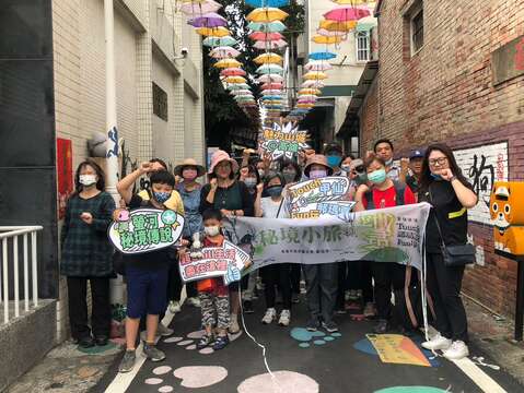 1.观光局小旅行场次全数额满，8日首发团在踏寻猫巷合影