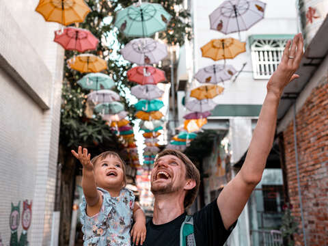 圖3 安德與女兒在甲仙貓巷中玩樂(照片來源：外國人在台灣-安德鏡頭下的世界提供)