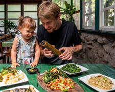 圖1 安德與女兒享受那瑪夏在地美食(照片來源：外國人在台灣-安德鏡頭下的世界提供)