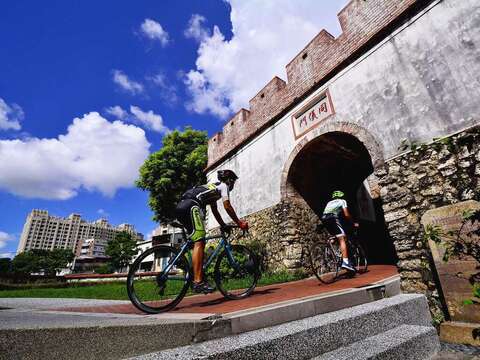 图1：骑单车漫游凤山古城，拜访炮台遗址、军事古蹟及眷村文化，领略古城昔日风华。