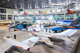 图2：冈山航空教育馆，展示空军珍贵历史文物及军机。