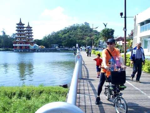 图3：左营莲池潭深受观光客喜爱，环潭自行车道景色优美。
