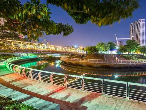 图8：爱河之心交通便捷，适合骑乘自行车体会高雄夜之美。