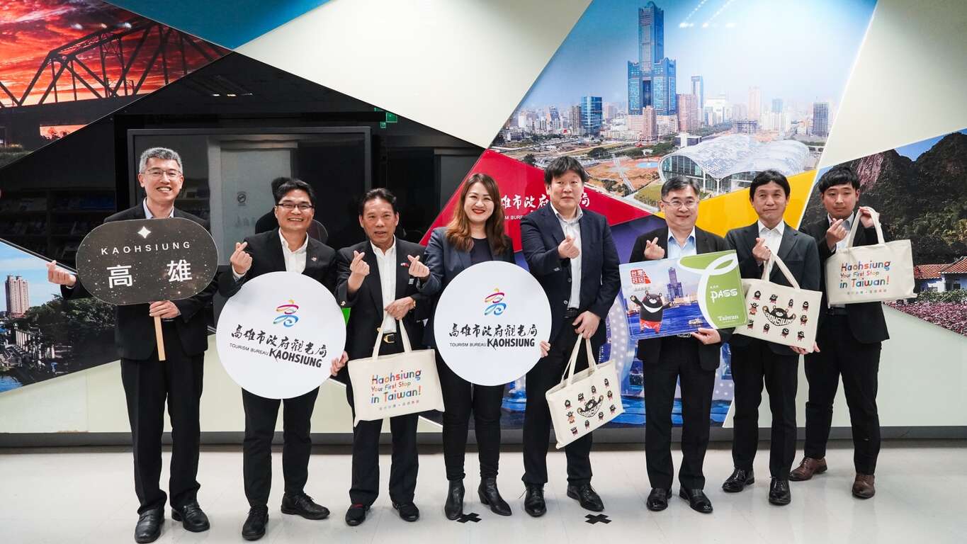 1. 观光局长高闵琳(左四)邀请日本旅行株式会社秋山取缔役(右四)及高捷总经理王亚洲(右三),缔结三方合作。