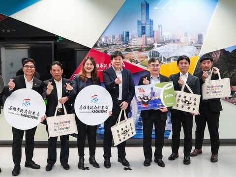 1. 观光局长高闵琳（左四）邀请日本旅行株式会社秋山取缔役（右四）及高捷总经理王亚洲（右三），缔结三方合作。