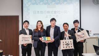 2. 观光局长高闵琳（左二）赠礼欢迎日本旅行株式会社秋山取缔役（左三）等一行人造访高雄。