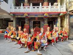 图10：高雄莲潭灯会以庙埕艺阵展演，包括民俗艺阵、传统戏剧如歌仔戏、皮影戏、掌中剧等打造史上最浓台湾味灯会。