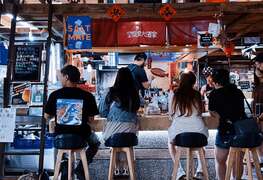 图1.巷弄中的青创美食，处处充满活力