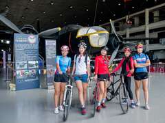 图4、自行车好手与冈山航空教育馆合影
