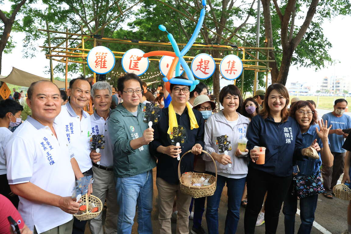 图13、市长陈其迈与立委邱志伟、高雄市议员陆淑美、观光局长高闵琳及在地里长们逛箩筐