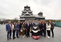 圖2.市長率領代表團及高雄熊參觀日本三大名城之一的熊本城