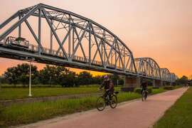 图三、游程将带领大家到大树旧铁桥湿地公园骑单车