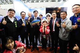 7. 市长陈其迈与友好城市冰见市人员合影。