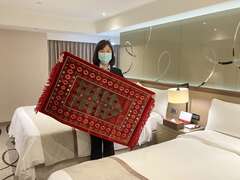 图4：旅馆房间提供礼拜毯供穆斯林旅客使用