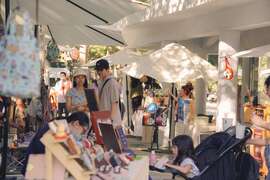 图3 游客在动物园逛市集(小人类市集提供)
