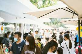 图2 游客在动物园逛市集(小人类市集提供)