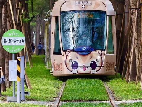 图16.最美轻轨路段龙猫隧道
