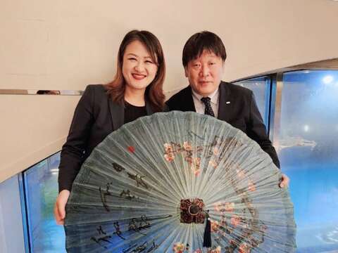 图3.高雄观光局高闵琳局长致赠日本旅行株式会社董事秋山秀之高雄美浓油纸伞