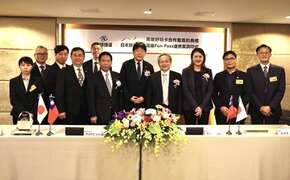 图2.日本旅行株式会社董事秋山秀之在高雄观光局长高闵琳的见证下与高雄捷运公司签约