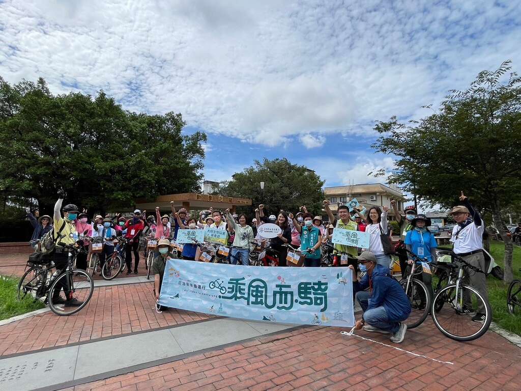 图1.乘风而骑大树生态单车游活动,由观光局长高闵琳、市议员黄飞凤及吴利成、张胜富、邱俊宪、江瑞鸿议员服务处代表在九曲堂火车站与游客大合照。