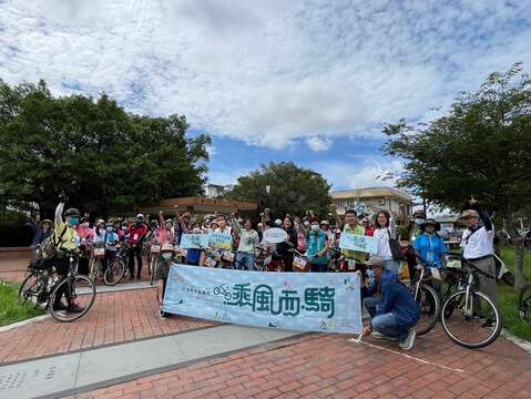 图1.乘风而骑大树生态单车游活动，由观光局长高闵琳、市议员黄飞凤及吴利成、张胜富、邱俊宪、江瑞鸿议员服务处代表在九曲堂火车站与游客大合照。