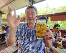 图8.大树休闲农业区谢坤淞理事长教导游客DIY制作凤梨荫酱。