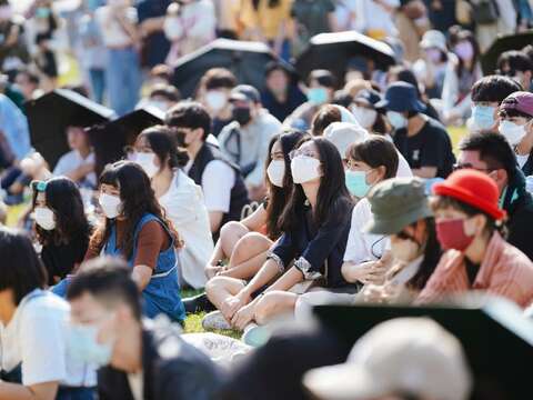 1.吸引大批民众坐在草地聆听演唱