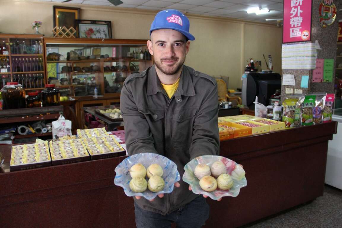 图6.吴凤的精选小吃-雅雪芋冰城-芋头饼(照片来源取自联合报500辑官网)