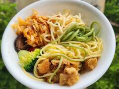 图1.江振诚的精选小吃-陈家古早味-泡菜面(照片由脸书专页「美食惠所」提供）