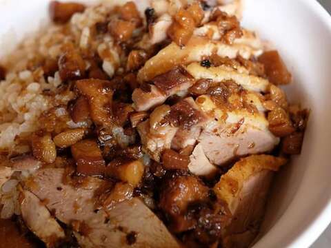 图3.陈耀训的精选小吃-鸭肉珍-鸭肉饭（照片来源取自联合报500辑官网）