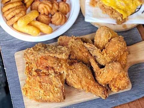 图5.徐天麟的精选小吃-卡滋嗑炸鸡 三多店-鸡皮、炸鸡（照片来源取自联合报500辑官网）