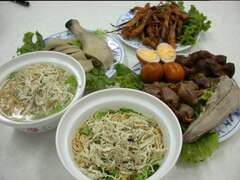 图4.陈耀训的精选小吃-阿财鸡丝面-鸡丝汤面（照片来源取自联合报500辑官网）