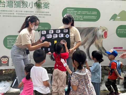图2 中山工商学生宣导猕猴应对妙招(中山工商提供)