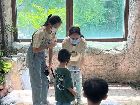 圖3 中山工商學生準備互動小遊戲(中山工商提供)