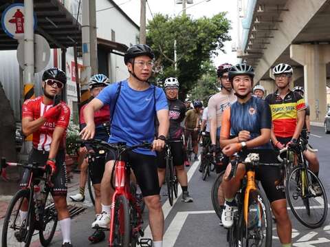 图说9.跟着一轮一起约骑享受山乘风光。