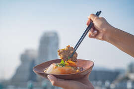 图2：来自台中，利用新猪肉及植物肉制作出友善动物台湾道地小吃的「善良肉圆」。