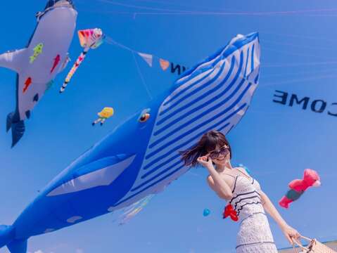 圖1-熱愛旅遊及戶外活動的網路女神陳怡伶(Kimberlly)參與旗津風箏節試飛活動，直呼好好拍