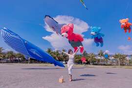 圖2-熱愛旅遊及戶外活動的網路女神陳怡伶(Kimberlly)參與旗津風箏節試飛活動，直呼好好拍