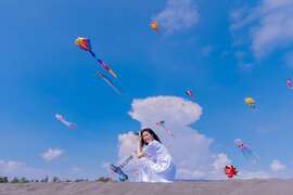 藍天白雲風箏飛舞